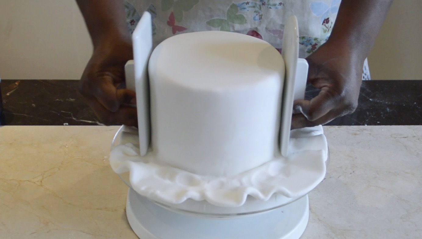 Covering cake with fondant12 Cakes & Sugarcraft Supplies